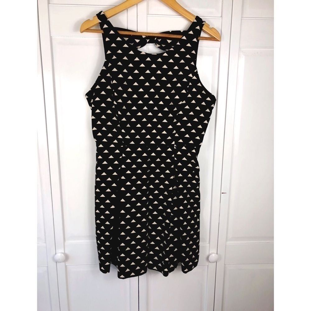 FOREVER 21 JUNIOR, BLACK & White CUT OUT DRESS 0571